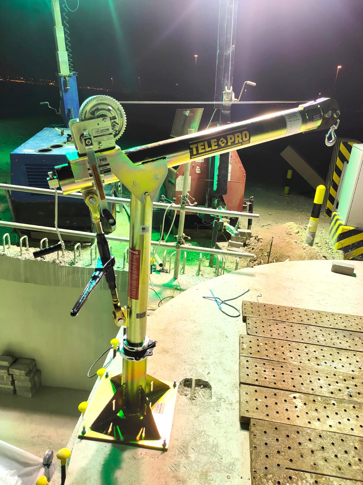 1200 lb Tele-Pro® davit crane with carbon steel brake winch | OZ